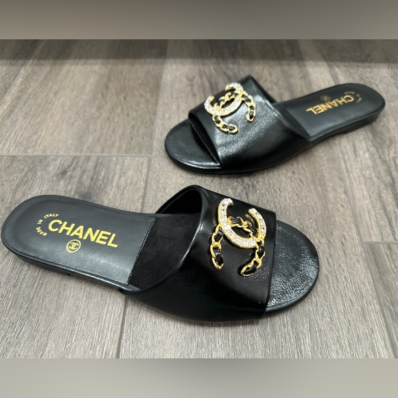 2024 CHANEL BLACK LEATHER SLIDES WITH GOLD CC LOGO. Size 36 - Picture 14 of 14